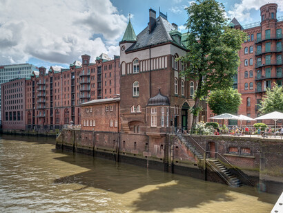 Los crímenes del Holocausto y la brutalidad del régimen nazi dejaron una marca indeleble en la conciencia nacional, la bandera no se muestra y los fortines se convierten en edificios normales. Speicherstadt, Hamburgo, Alemania