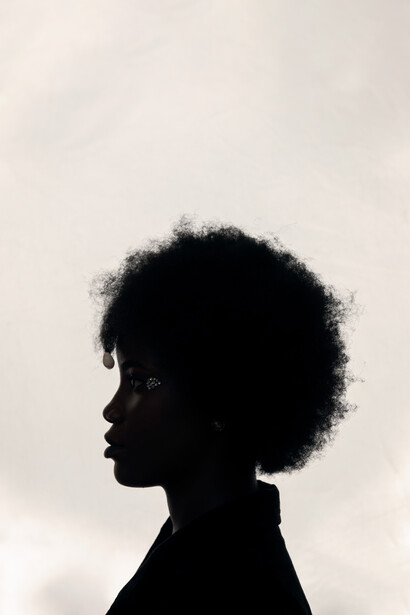 Una donna compie un salto in alto: abbiamo bisogno di affidarci alla nostra “voce” interiore