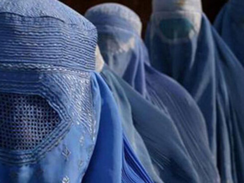 Con ritorno del regime talebano le donne afgane si ritrovano spogliate della propria identità rivestita di un pesante velo che le oscura e le nega