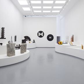 Ángela Gurría y Helen Escobedo, Pensar lo escultórico, habitar lo público, vista de exhibición. Cortesía de Proyectos Monclova