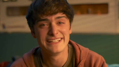 A verdade é simples e desconfortável: a cena incomodou porque expôs algo que muita gente ainda prefere manter invisível. Não foi o texto. Não foi a interpretação. Não foi o timing narrativo. Foi o facto de um rapaz, num universo associado à nostalgia, à amizade masculina e à infância idealizada, expressar de forma clara e dolorosa a sua homossexualidade