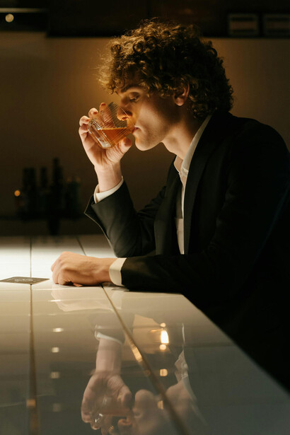 Homem bebendo. Que lhe abra a porta do bar, pois que deseja, como de praxe na juventude e não só, afogar as suas mágoas nos copos