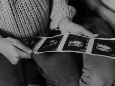 Do contrário, a mulher que, por algum motivo não se torna mãe, gera um mal-estar em seu meio social, pois ela não estaria cumprindo um papel que lhe foi pressuposto: seguir seu “instinto materno”, conforme cita Mansur (2003). A mulher em tal situação pode passar a ser vista como incompleta, sem conquistar seu lugar na sociedade — que é o da mãe — tornando-se, nesse sentido, uma pessoa ‘sem-lugar’