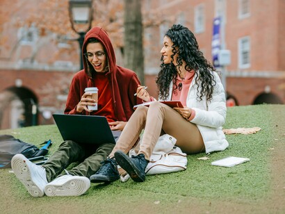 Estudantes universitários realizando trabalho em dupla. Este debate permitiu criar laços e pontes culturais entre pensamentos, instituições, ideias, discussões estas que ao nível da cultura, existem cursos que já existiram e outros que estarão para existir, como por exemplo o curso de Ciências Histórico Filosóficas, que na minha opinião pessoal poderia ser o nome do meu curso, pois bem numa altura em que ninguém tinha falado em língua surgiu a língua como cultura, a importância da língua na cultura