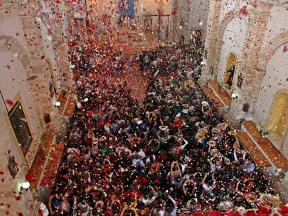 Mineral del Chico. Hidalgo, México. Lluvia de pétalos en la iglesia