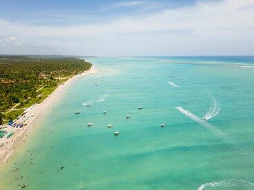 Do alto, a Praia do Xaréu apresenta diferentes tonalidades de azul que se espalham pelo mar próximo à costa, formando um cenário de grande beleza. Durante a maré baixa, bancos de areia surgem e transformam a paisagem, favorecendo caminhadas e momentos de contemplação