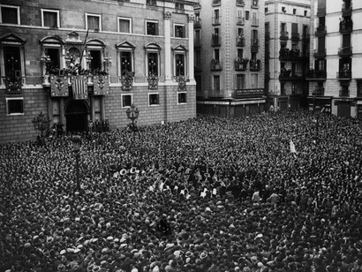 Celebración de la proclamación de la II República española en la Plaza de Sant Jaume, Barcelona, 14 de abril de 1931