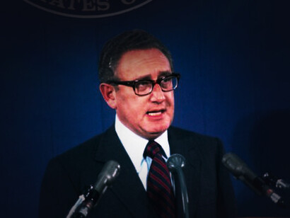 Henry Alfred Kissinger fue un político estadounidense de origen judeoalemán que tuvo una gran influencia sobre la política internacional