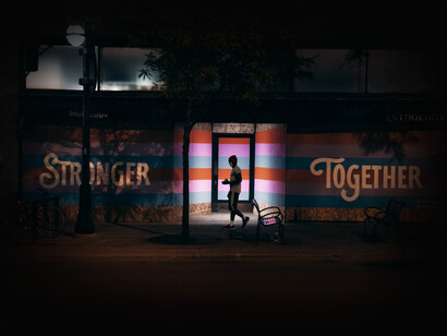 Un hombre camina en una calle oscura en Madison, Wisconsin en Estados Unidos