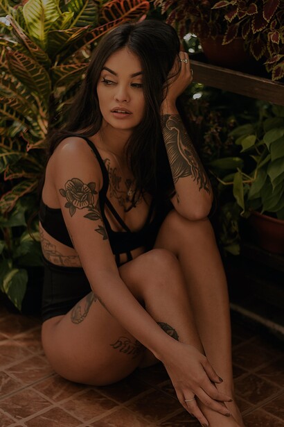 Mulher em biquini preto