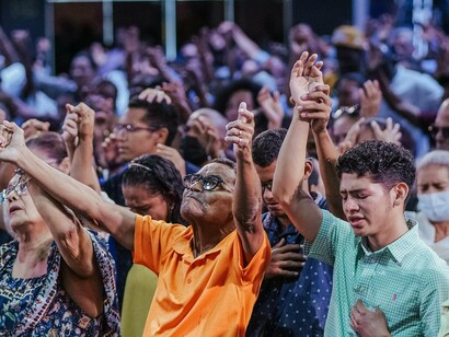 Culto evangélico reúne participantes em experiência coletiva de espiritualidade. O uso político da religião aparece como elemento central na formação de novos discursos de autoridade e pertencimento