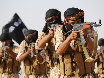 Miembros de Isis se entrenan con sus armas