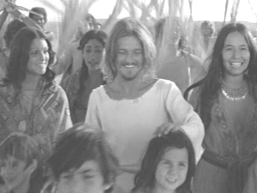 In "Jesus Christ Superstar" Giuda chiede a Gesù perché scelse di manifestarsi in un’epoca priva di mezzi di comunicazione, che gli avrebbero garantito molta più visibilità