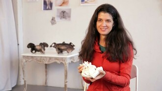 Janine Antoni con una sua scultura