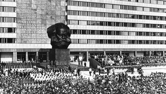 Un acto oficial frente a la estatua de Marx en la ciudad de Chemnitz, Alemania