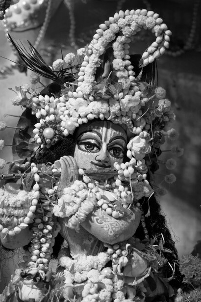 Krishna, considerado uno de los avatares de Vishnú, es representado iconográficamente de diversas maneras