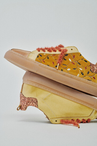 TVL | TheVerticaLine FW2526 Sneaker unisex low-top con tomaia in pelle nubuck e velluto liscio ricamato, suola in TR, lacci in lana, seconda stringa in cotone panna e fodera in pelle e cotone