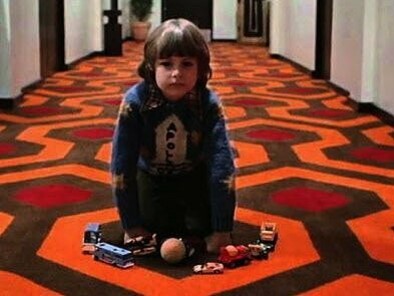 Danny Lloyd, que deu vida a Danny Torrance, é outro exemplo de um ator que marcou o filme com uma interpretação impecável, especialmente considerando sua pouca idade. Curiosamente, Lloyd só assistiu à versão final do filme mais de uma década depois das filmagens, dado o caráter extremamente psicológico e, por vezes, perturbador das cenas