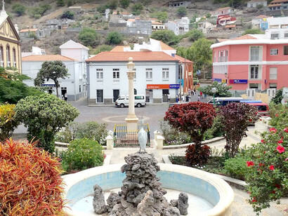 Vista da praça da Vila da Ribeira Brava, na ilha de São Nicolau, no Cabo Verde