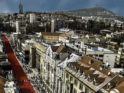 No queda más alternativa que la de recordar, una vez más, ante el desánimo que nos rodea, que sólo una firme alianza de fuerzas procedentes del Trabajo y la Cultura podrá detener la deriva que han emprendido potencias que sólo parecen ansiar el fin de la humanidad tal y como la hemos conocido hasta ahora. 20º aniversario del asedio de Sarajevo, Bosnia-Herzegovina