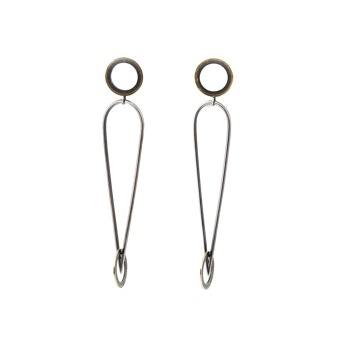 Dorothy Hogg, Earrings, Spirit Level Series, 1994, oxidised silver and gold, 8.3 x 1.5 cm, © Stacey Bentley
