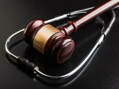 La pobreza, la enfermedad y la desnutrición prevenibles representan una negación de los derechos humanos a escala masiva. Un mazo y un estetoscopio simbolizando la lucha por la justicia social y legal