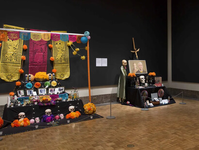 Ofrendas, celebrando el Día de muertos 2024, vista de exhibición. Cortesía del Instituto de Artes de Detroit