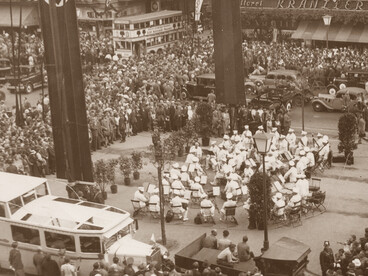  “Il concerto dell'Orchestra Filarmonica all'angolo di Kranzler.” Berlino, Germania, 30 luglio 1936