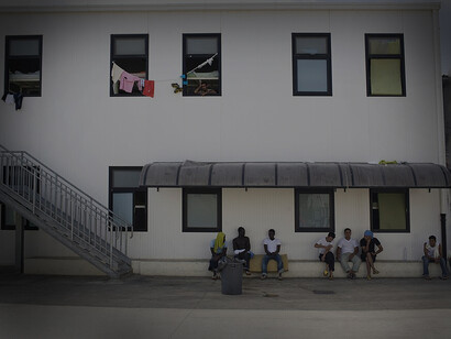 Centro di prima accoglienza dei migranti, Lampedusa, Italia. Molti hanno già trascorso settimane, mesi e perfino anni sulla strada e, una volta sulla costa, devono affidare i pochi soldi rimasti ai sindacati criminali locali che trafficano in esseri umani e in imbarcazioni sempre più piccole e pericolose