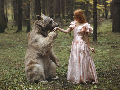 Inspirada pelos sonhos e pela natureza Katerina Plotnikova é reconhecida por sua fotografia etérea e envolvente com cenários que lembram contos de fadas