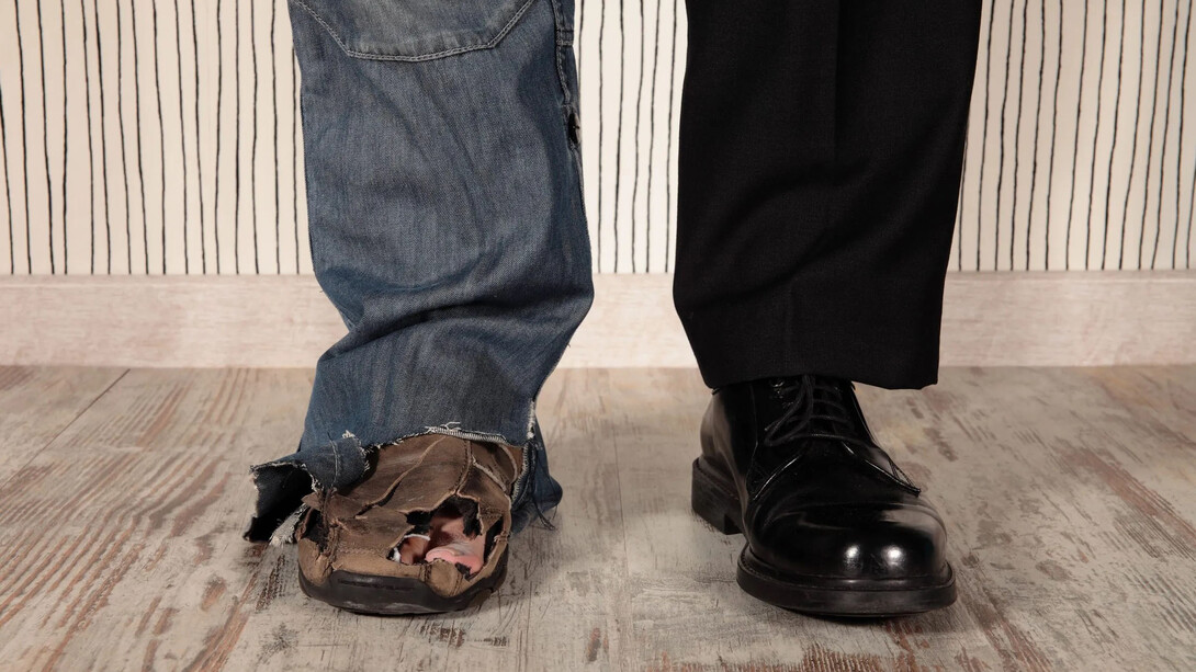 Representación de la desigualdad económica en América Latina a través de un par de zapatos