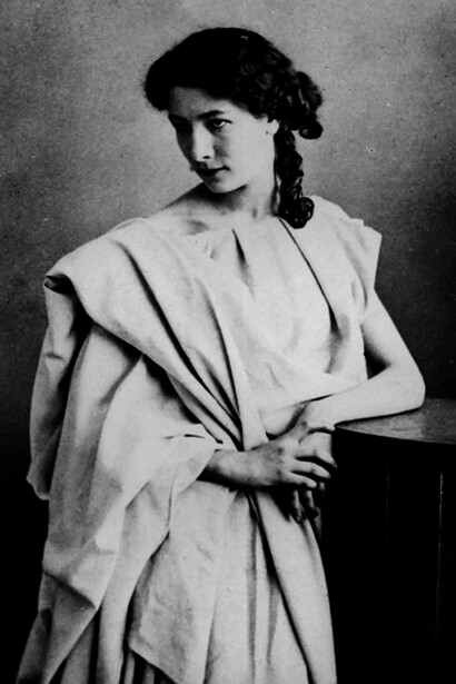 Sarah Bernhardt par Félix Nadar. Elle sera de tous les combats de son époque et n’hésitera pas à s’impliquer pour trouver des fonds pour faire avancer les travaux de Marie Curie