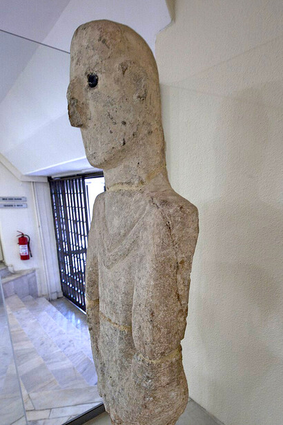 The Urfa Statue—considered the oldest intact life-sized human figure—was unearthed in the mid-1990s beneath the Old City of Urfa, near Balıklıgöl. Its discovery was part of a broader Pre-Pottery Neolithic settlement, as evidenced by characteristic flint tools and the remains of terrazzo flooring from early dwellings, Türkiye