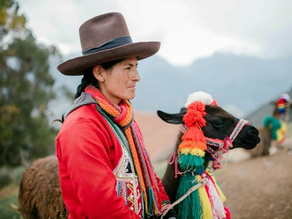 Peruana com sua lhama. Visitar esse lugar foi como fazer uma viagem no espaço-tempo, de norte a sul e de leste a oeste, o Peru é na minha opinião a obra-prima da américa latina, lá é possível encontrar desde vestígios da presença humana de cerca de 10.500 anos antes da era comum, em sítios arqueológicos bem preservados, até uma culinária ímpar