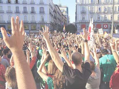 Estas acampadas se transformaron en asambleas populares abiertas que se celebraban generalmente en plazas o parques y estaban estructuradas en diversas comisiones y grupos de trabajo