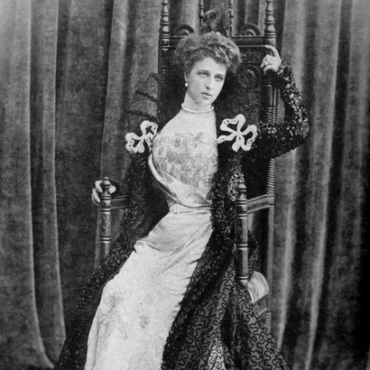 Donna Franca Florio, 1900 circa, con abito e cappotto Worth