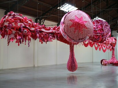 De fil(s) en aiguille(s), Exhibition view. Courtesy of La Patinoire Royale