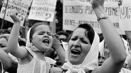 Madre e figlia manifestano insieme in Plaza de Mayo, Buenos Aires nel 1982 (Adriana Lestido)