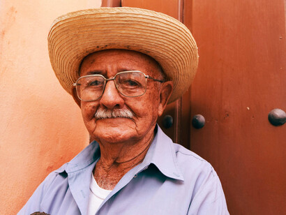El abuelo nunca envejece; siempre se le veía como en las fotos de la casa de la abuela, gallardo y elegante tanto como la imagen del Cristo de Sallman que colgaba en el largo hall de entrada