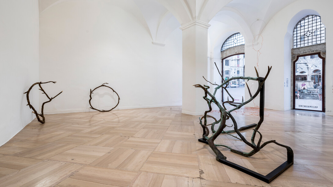 Alicja Kwade, Vestigia, veduta della mostra. Per gentile concessione di Galleria Continua