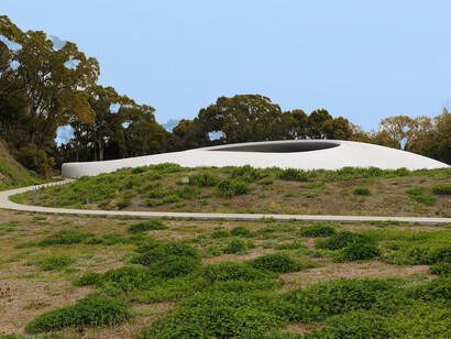 El viento y la luz entran por dos aperturas ovales en el techo. Los visitantes se descalzan. Se prohíbe fotografiar. Se pide silencio. Museo de Arte de Teshima, Japón
