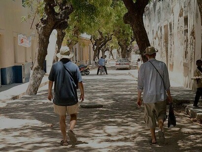 Turistas caminham pelas ruas da Ilha de Moçambique, Nampula, Moçambique
