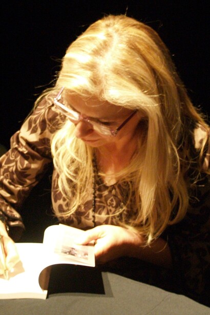 María Teresa López Álvarez firmando un libro