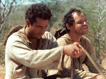 Selton Mello e Matheus Nachtergaele em cena no Auto da compadecida. Um filme que merece a fama que tem. Me trouxe de volta a vida e um caminho para encontrar a mim mesma. O poder que arte tem é surreal, as vezes me questiono como que alguém consegue viver na ignorância de não consumir qualquer tipo de arte. Ela é diversa demais, boa demais, convida à vida