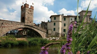 Millesimo, il Ponte della Gaietta, o “ponte vecchio”, uno dei pochi esempi in Italia di ponte fortificato