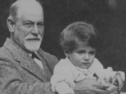 Sigmund Freud e seu neto Stephan Gabriel Freud (filho de Ernst Freud). Os desafios de conciliar horários e compromissos na rotina de estudos em grupo em uma clínica psicanalítica