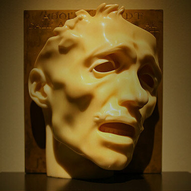 Maschera del dolore, Adolfo Wildt, (1909). In quest'opera vediamo un busto in marmo in cui la tristezza si manifesta con massima gestualità dall'afflizione, l'impotenza, il dispiacere e la desolazione