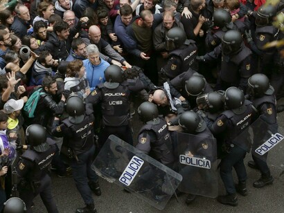 Forcejeos entre la policía y manifestantes