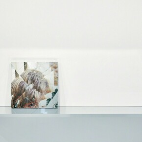 Josephine Meckseper, Exhibition view. Courtesy of Gagosian Gallery
