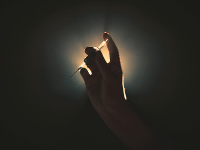 La lumière qui transperce l’ombre révèle que l’opposition elle-même contient la possibilité de transformation